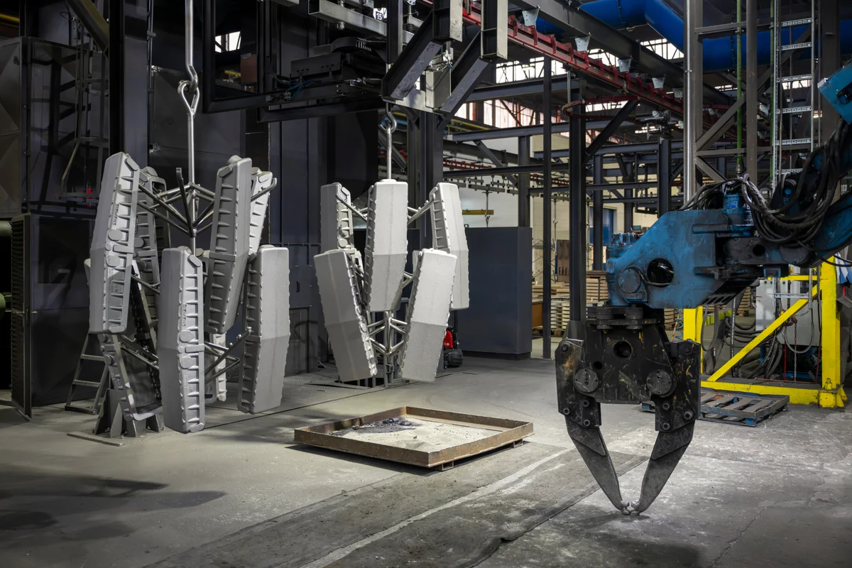 Cleaning room with hanging conveyor parts